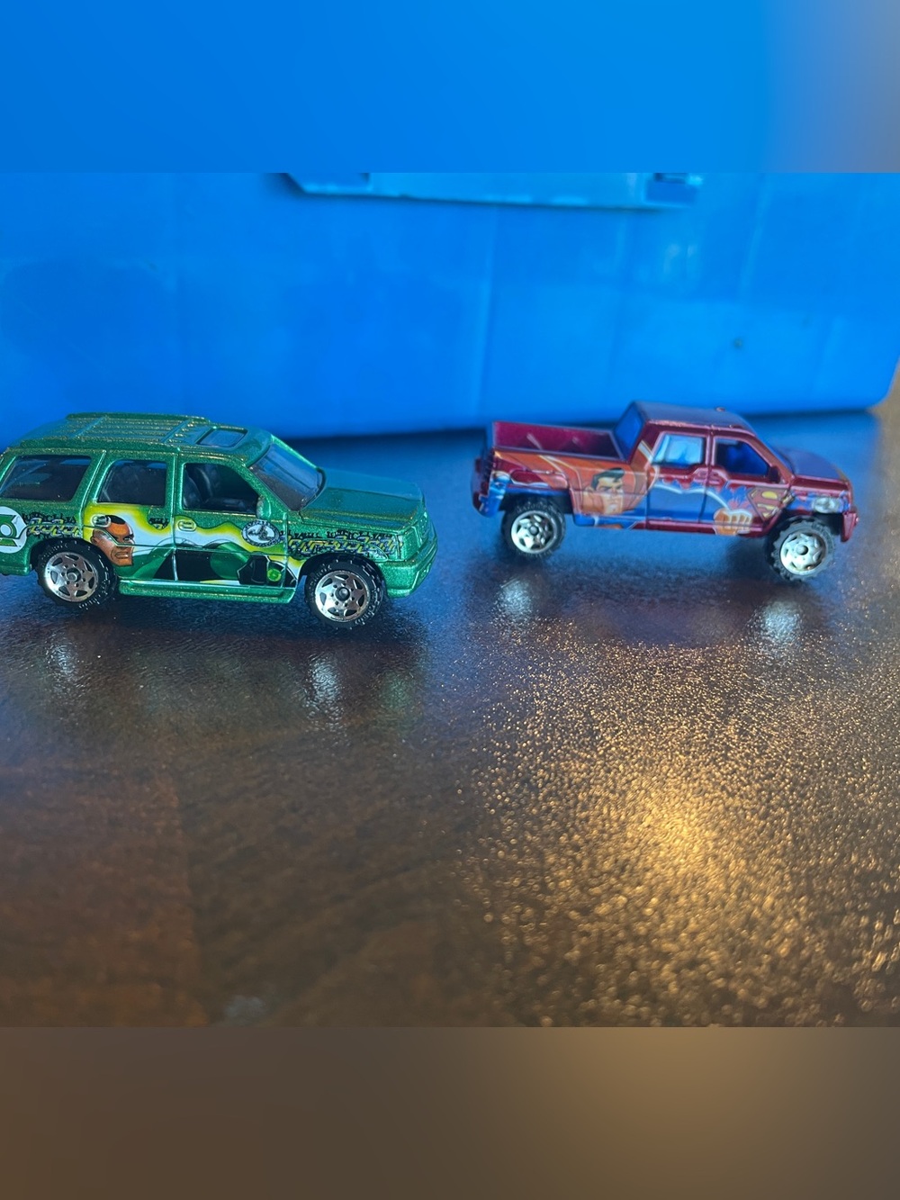 2 matchbox super hero trucks- Mattel
DC COMICS